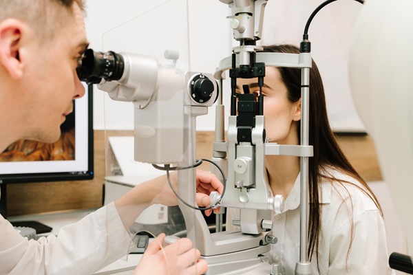 Ophthalmologist Vs  Optometrist: Which One To See